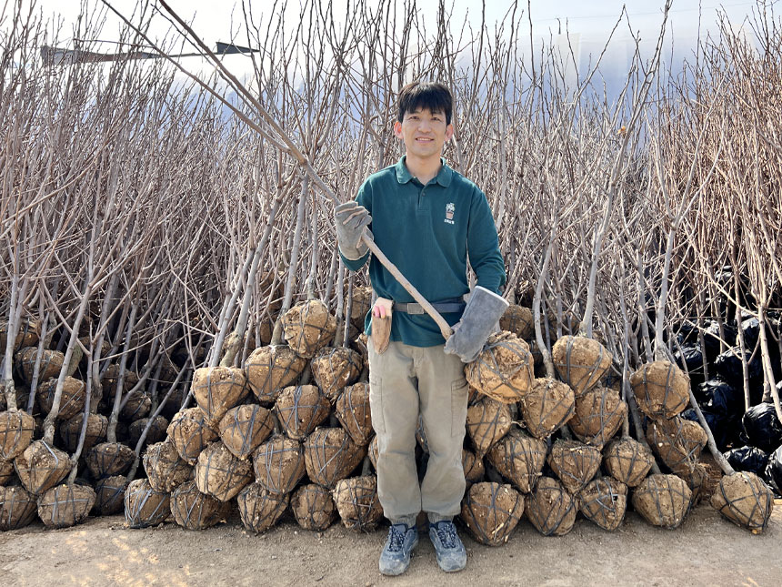 고객님께 실제 발송되는 상품을 들고 사진을 찍은 모습