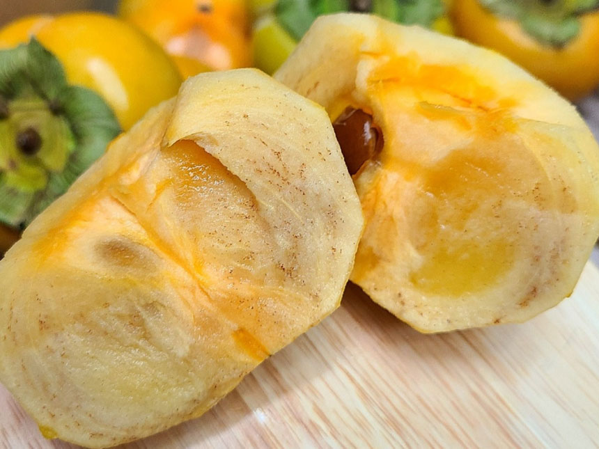 열매 크기가 크고 당도가 좋아 맛있는 차량 단감나무의 열매